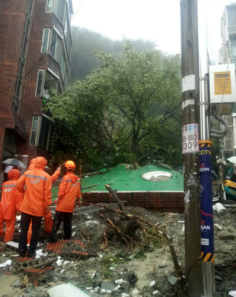부산서 산사태로 아파트 경로동 붕괴