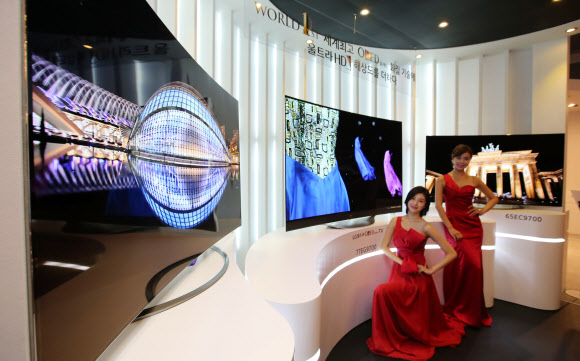 25일 서울 영등포구 여의도동 콘래드호텔에서 LG전자의 65인치 울트라 올레드 TV 출시 행사가 열린 가운데 모델들이 포즈를 취하고 있다.  LG전자 제공