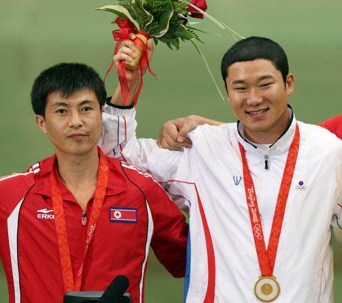 2008년 베이징올림픽 남자 50m 권총 시상식에서 금메달을 딴 진종오(오른쪽)와 은메달을 목에 건 북한 김정수가 사이좋게 어깨동무를 하고 웃으며 기쁨을 나누고 있다. 서울신문 포토라이브러리