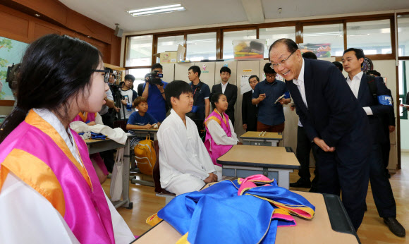 황우여(오른쪽) 교육부 장관이 29일 경기 파주시 공동경비구역(JSA) 내 대성동초등학교를 방문, 한복 차림의 5학년 학생들과 대화하고 있다. 연합뉴스