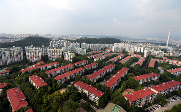 1일 정부가 발표한 9·1 부동산 대책에 따라 재건축 연한이 40년에서 30년으로 단축돼 1985년부터 1988년에 준공한 목동 신시가지 아파트 1~14단지 2만 6629가구가 큰 혜택을 볼 것으로 관측된다. 사진은 목동아파트 1·2단지 전경  연합뉴스