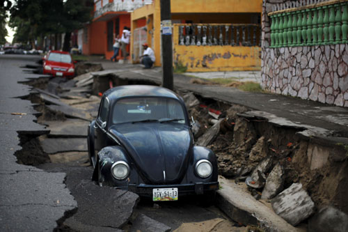 멕시코, 폭우로 주저앉은 도로 ⓒ AP/뉴시스