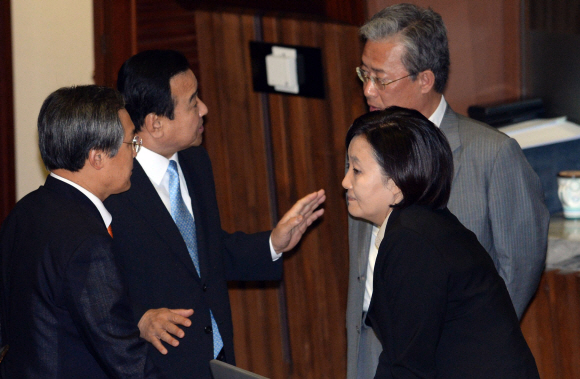 이완구(왼쪽에서 두 번째) 새누리당, 박영선(오른쪽) 새정치민주연합 원내대표를 비롯한 일부 의원들이 3일 국회 본회의장에 삼삼오오 모여 대화를 나누고 있다. 정연호 기자 tpgod@seoul.co.kr