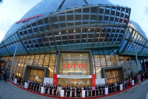 2일 베트남 하노이에서 개장한 ‘롯데백화점 하노이점’에서 테이프 커팅 행사를 갖고 있다. 1만 4000여㎡ 부지에 지하 5층∼지상 65층으로 지어진 롯데센터에는 롯데마트(지하 1층), 롯데백화점(지상 1∼6층)이 들어섰고 고층부에는 사무실과 318실 규모의 롯데호텔도 문을 연다. 하노이 이종원 선임기자 jongwon@seoul.co.kr
