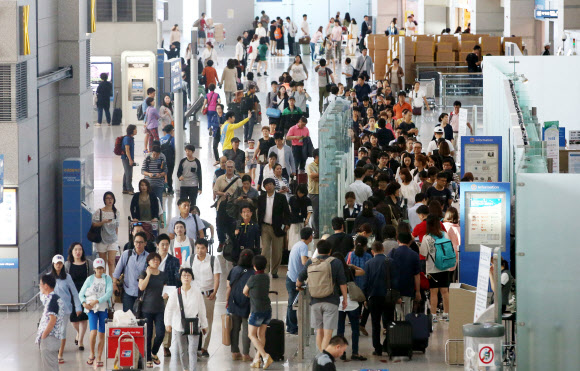 해외여행객들로 붐비는 인천공항