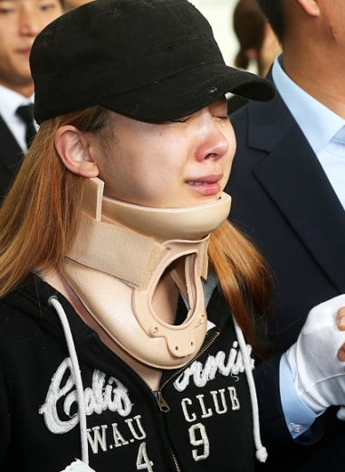 교통사고로 사망한 레이디스 코드 멤버 은비의 발인식이 5일 오전 서울 성북구 안암동 고려대학교병원 장례식장에서 엄수된 가운데 동료 멤버 주니가 눈물을 흘리고 있다. <br>연합뉴스