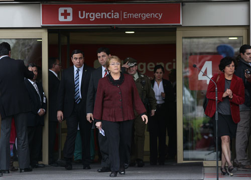 미첼 바첼렛 칠레 대통령이 8일(현지시간) 산티아고에 있는 라스 콘데스 병원에서 지하철역 폭발로 다친 부상자 3명을 병문한 후 병원 앞에서 심각한 표정으로 기자회견을 하고 있다.  ⓒ AP/뉴시스