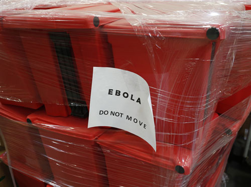 9일(현지시간) 미국 콜로라도주 센터니얼에 있는 자선단체 ‘프로젝트 큐어’의 창고에 서아프리카 에볼라 발병국으로 보내질 의료용품들이 쌓여 있다. 콜로라도주에 본부를 둔 이 기관은 에볼라 바이러스 확산을 막기 위해 40만 달러(약 4억원) 상당의 의료용품을 지원하기로 했다. AP/뉴시스