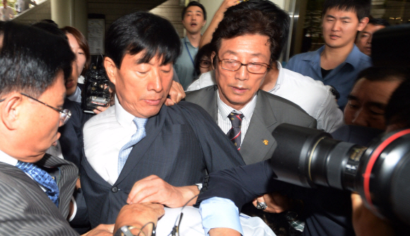 18대 대통령 선거에 개입한 혐의로 기소된 원세훈(왼쪽에서 두 번째) 전 국가정보원장이 11일 서울중앙지법에서 열린 1심에서 집행유예 선고를 받고 법원을 빠져나가려다 기다리고 있던 취재진에게 둘러싸여 있다. 손형준 기자 boltagoo@seoul.co.kr