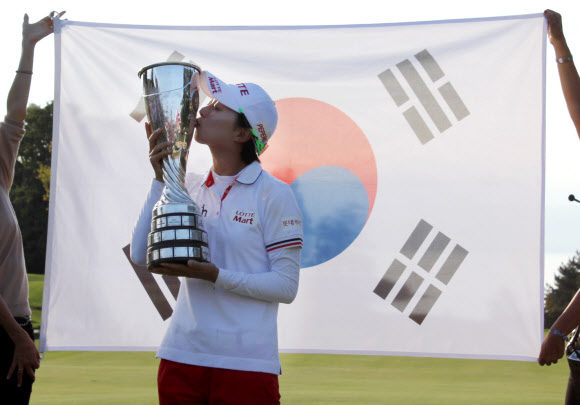 김효주가 프랑스 에비앙에서 열린 미국 여자프로골프(LPGA) 에비앙 챔피언십 4라운드에서 우승한 뒤 태극기 앞에서 우승컵에 입을 맞추고 있다.  연합뉴스