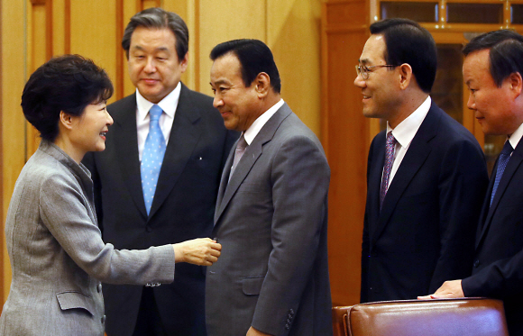박근혜 대통령이 16일 청와대를 방문한 새누리당 지도부와 인사를 나누고 있다. 왼쪽부터 박 대통령, 김무성 대표, 이완구 원내대표, 주호영 정책위의장. 