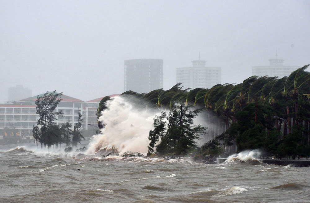 태풍 ‘갈매기’가 상륙한 16일 오전 거대한 파도가 중국 하이난성(海南省) 하이커우(海口) 해변가를 덮치고 있다.  ⓒ AP/뉴시스