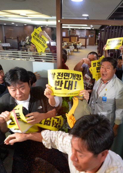 농민단체 회원들이 18일 국회 의원회관 내 당·정 회의장에 ‘쌀 전면개방 반대’를 외치며 진입하고 있다. 이종원 선임기자 jongwon@seoul.co.kr