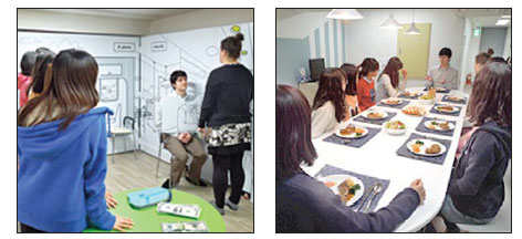 지난 3월 성동구 글로벌영어하우스 세계로 첫걸음 1기 캠프에 참여한 초등학생들이 미국인 강사와 함께 영어로 역할극을 해보고 있다(왼쪽). 초등학생들이 미국인 강사와 함께 서양식사 예절을 배우고 있다.<br>성동구 제공