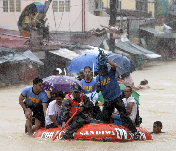 폭우·태풍에… 마닐라 ‘보트피플’