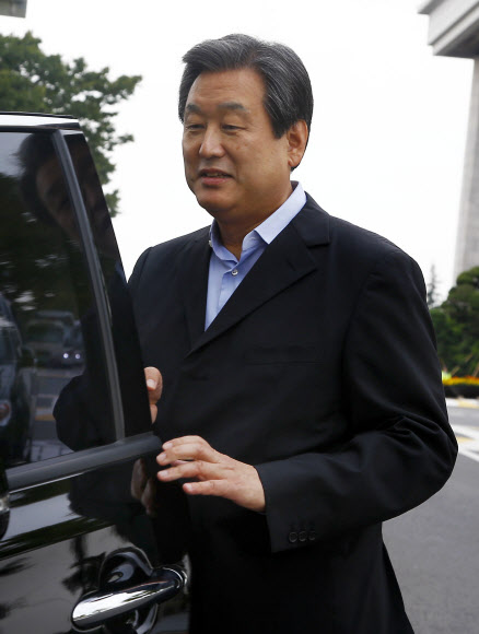 새누리당 김무성 대표가 21일 국회 의원회관 집무실에서 나와 승용차에 오르고 있다.  연합뉴스