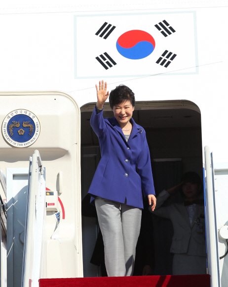 박근혜 대통령이 캐나다를 국빈 방문하고 유엔 기후정상회의에 참석하기 위해 20일 서울공항을 출국하고 있다. 이호정 기자 hojeong@seoul.co.kr