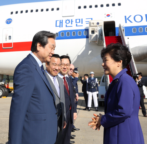 박근혜 대통령이 캐나다를 국빈 방문하고 유엔 기후정상회의에 참석하기 위해 20일 서울공항을 출국했다. 김무성 새누리당 대표 등이 환송을 하고 있다. 이호정 기자 hojeong@seoul.co.kr