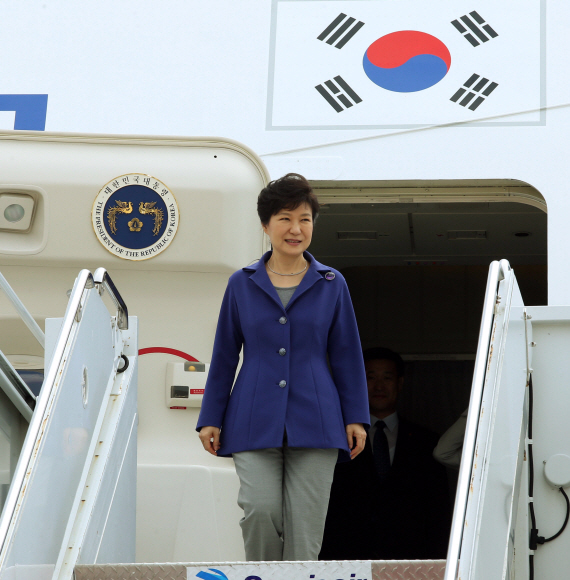 캐나다를 국빈방문한 박근혜 대통령이 21일 오전5시경(한국시각) 오타와 공항에 착륙한 공군1호기에서 내리고 있다. 이호정 기자 hojeong@seoul.co.kr