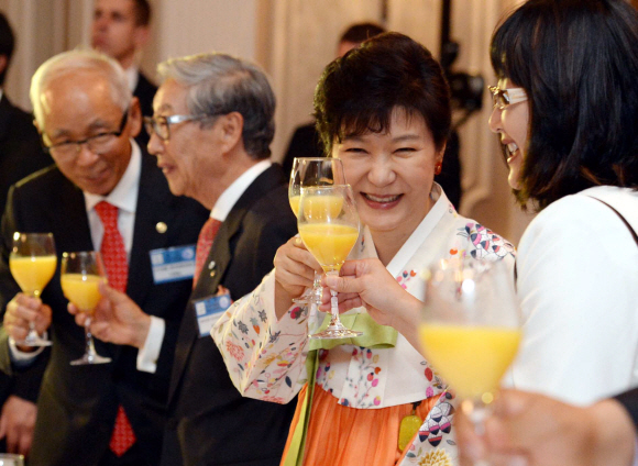 캐나다를 국빈 방문한 박근혜 대통령이 20일 오후(현지시간,한국시간 21일 오전)수도 오타와의 한 호텔에서 열린 동포만찬간담회에서 건배를 하고 있다. 이호정 기자 hojeong@seoul.co.kr