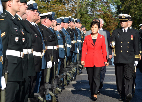 캐나다를 국빈 방문중인 박근혜 대통령이 21일 오후(현지시간,한국시간 22일 오전) 오타와 총독관저에서 열린 공식환영식에서 데이비드 존스턴 캐나다 총독과 함께 의장대를 사열하고 있다.  이호정 기자 hojeong@seoul.co.kr
