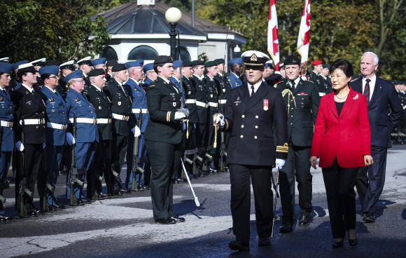 캐나다를 국빈방문중인 박근혜 대통령이 21일 오후(현지시간, 한국시간 22일 오전) 수도 오타와의 총독 관저에서 열린 공식환영식에서 데이비드 로이드 존스턴 총독과 함께 의장대를 사열하고 있다. 박 대통령 뒤는 최종현 외교부 의전장과 존스턴 총독 이호정 기자 hojeong@seoul.co.kr