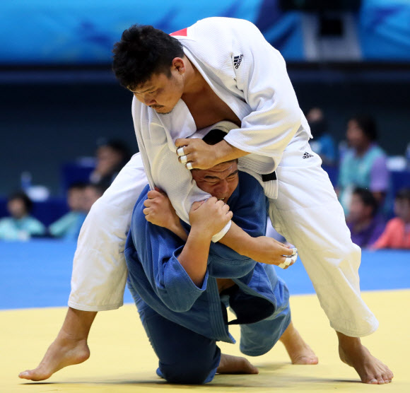 22일 인천 도원체육관에서 열린 2014 인천 아시안게임 유도 남자 100kg 이상급 준결승에서 김성민(위)이 몽골 울지바야르에게 한팔업어치기 한판패를 당하고 있다.  연합뉴스