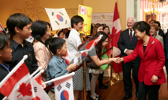 동포 환영 악수