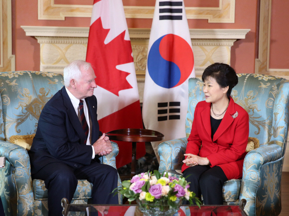 캐나다를 국빈방문한 박근혜 대통령이 22일 오전(한국시각) 오타와에 있는 총독관저 광장에서 공식환영식을 마친 뒤 데이비드 존스턴 총독과 환담하고 있다.  이호정 기자 hojeong@seoul.co.kr