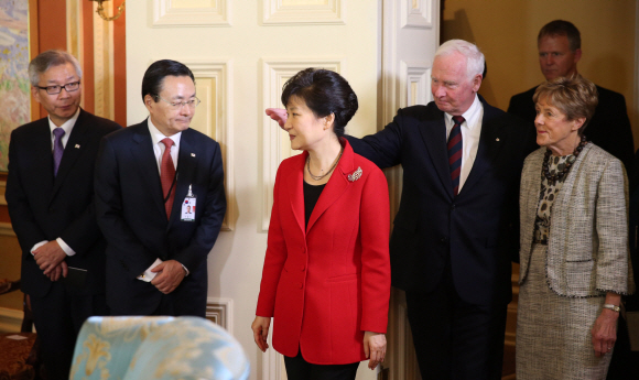 캐나다를 국빈방문한 박근혜 대통령이 22일 오전(한국시각) 오타와에 있는 총독관저 광장에서 공식환영식을 마친 뒤 데이비드 존스턴 총독 내외와 환담하기 위해 관저로 들어서고 있다.  이호정 기자 hojeong@seoul.co.kr
