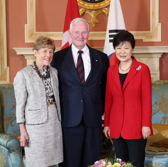 캐나다를 국빈방문한 박근혜 대통령이 22일 오전(한국시각) 오타와에 있는 총독관저 광장에서 공식환영식을 마친 뒤 데이비드 존스턴 총독 내외와 환담하기 전 기념사진을 촬영하고 있다.  이호정 기자 hojeong@seoul.co.kr