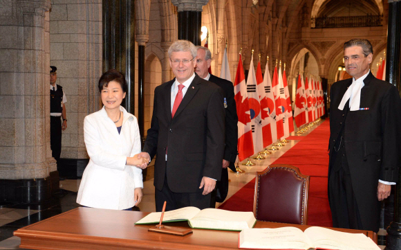 하퍼 총리 영접