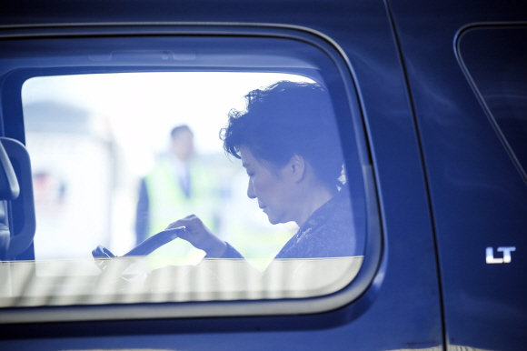 캐나다 국빈방문을 마치고 유엔총회 참석차 22일 오후(현지시간) 뉴욕 JFK 공항에 도착한 박근혜 대통령이 승용차에 앉아 있다.  이호정 기자 hojeong@seoul.co.kr