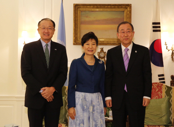 UN총회 참석차 미국을 방문한 박근혜 대통령이 22일(현지시간.한국시간 23일) 저녁 반기문 유엔사무총장 관저를 방문해 반총장,김 용 세계은행총재와 만나 환담하고 있다. 이호정 기자 hojeong@seoul.co.kr