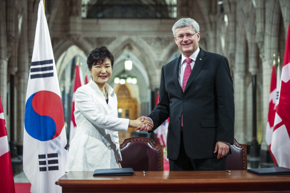 캐나다를 국빈방문중인 박근혜 대통령이 22일 오후(현지시간, 한국시간 23일 오전) 스티븐 하퍼 캐나다 총리와 단독 정상회담을 마친 후 한-캐나다 공동선언문에 서명한 후 악수하고 있다. 이호정 기자 hojeong@seoul.co.kr