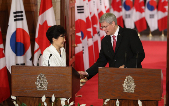 23일 오전 (한국시각) 박근혜 대통령과 스티븐 하퍼 캐나다 총리가 연방의회에서 공동기자회견을 하며 악수를 하고 있다.  이호정 기자 hojeong@seoul.co.kr