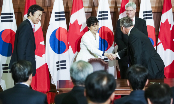 캐나다를 국빈방문중인 박근혜 대통령이 22일 오후(현지시간, 한국시간 23일 오전)) 스티븐 하퍼 캐나다 총리와 단독 정상회담을 마친 후 한-캐나다 항공자유화협정에 서명하는 양국 장관을 지켜보고 있다. 왼쪽부터 윤병세 외교장관, 박 대통령, 하퍼총리, 패스트 카나다 통상장관  이호정 기자 hojeong@seoul.co.kr