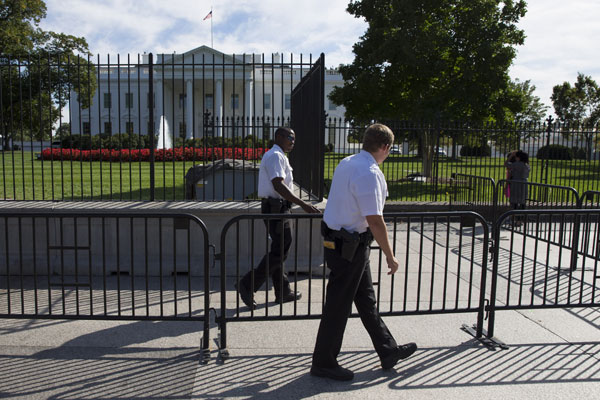 22일(현지시간) 비밀경호국 경찰들이 백악관 주변 순찰을 하고 있다.  AP/뉴시스
