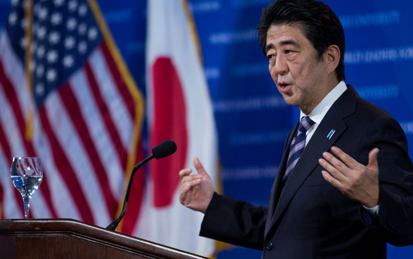 미국 뉴욕 컬럼비아대에서 22일(현지시간) 열린 ‘월드리더스포럼’에 참석한 아베 신조 일본 총리가 연설을 하고 있다.  AP/뉴시스