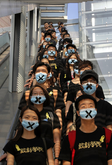 “中, 선거 개입 말라” 홍콩 대학생들 침묵 시위