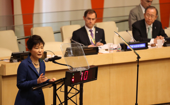 23일 오후(한국시각) 미국 뉴욕 유엔본부 컨퍼런스빌딩 경제사회이사회의실에서 열린 유엔기후정상회의기조연설에 참석한 박근혜 대통령이 기조연설을 하고 있다. 이호정 기자 hojeong@seoul.co.kr