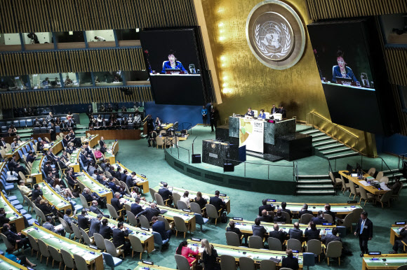 박근헤 대통령이 23일 오후(현지시간) 미국 뉴욕 유엔본부에서 열린 유엔기후정상회의 ’기후재정’ 세션에서 공동의장을 수임, 엔리케 페냐 니에토 멕시코 대통령과 함께 회의를 주재하고 있다.  연합뉴스