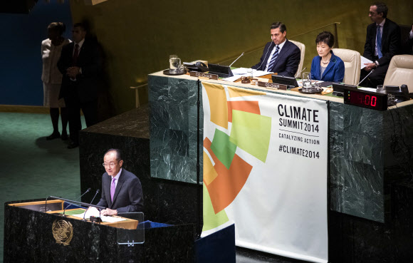 박근혜 대통령이 23일 오후(현지시간) 미국 뉴욕 유엔본부에서 열린 유엔기후정상회의 ’기후재정’ 세션에서 김용 세계은행 총재의 발언을 경청하고 있다. 기후재정 세션은 기후변화 문제해결을 위한 재원 조성의 중요성 및 공공·민간 재원의 협력 방향을 모색하기 위해 마련된 것으로 박 대통령과 니에토 멕시코 대통령의 공동주재로 열렸다. 연합뉴스