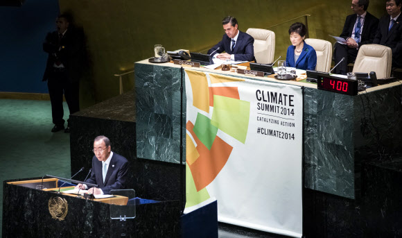 박근혜 대통령이 23일 오후(현지시간) 미국 뉴욕 유엔본부에서 열린 유엔기후정상회의 ’기후재정’ 세션에서 반기문 유엔 사무총장의 발언을 경청하고 있다. 기후재정 세션은 기후변화 문제해결을 위한 재원 조성의 중요성 및 공공·민간 재원의 협력 방향을 모색하기 위해 마련된 것으로 박 대통령과 니에토 멕시코 대통령의 공동주재로 열렸다.  연합뉴스