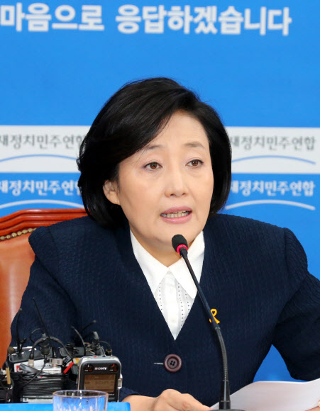 새정치민주연합 박영선 원내대표가 25일 국회에서 열린 정책조정회의에서 수감 중인 대기업 총수들의 가석방·사면 가능성을 언급한 황교안 법무부 장관의 언론 인터뷰와 관련, ”황 장관까지 나서서 감옥의 재벌 회장을 사면하려는 로비 움직임까지 보이고 있다”고 발언하고 있다.  연합뉴스