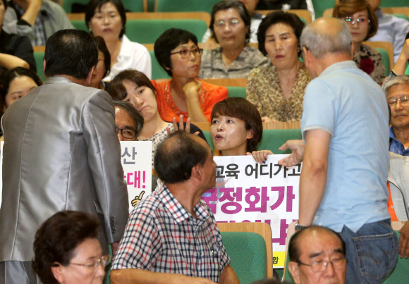 ’한국사 교과서 국정화’ 말다툼
