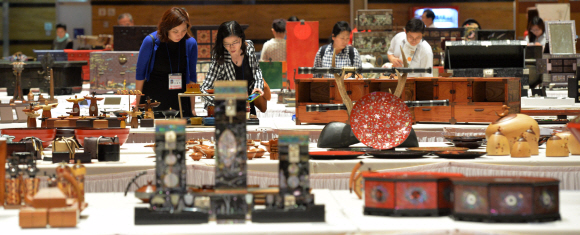 25일 서울 강남구 삼성동 코엑스에서 열린 대한민국공예품대전을 찾은 관람객들이 각종 공예품을 구경하고 있다.  손형준 기자 boltagoo@seoul.co.kr