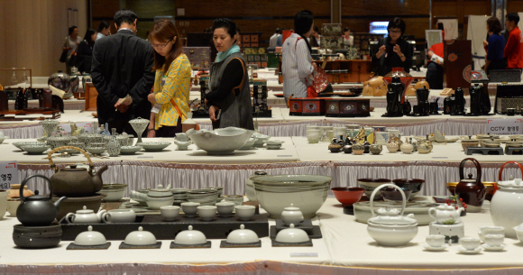 25일 서울 강남구 삼성동 코엑스에서 열린 대한민국공예품대전을 찾은 관람객들이 각종 공예품을 구경하고 있다.  손형준 기자 boltagoo@seoul.co.kr