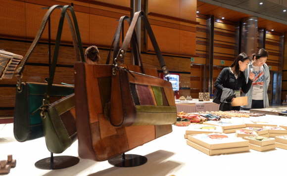 25일 서울 강남구 삼성동 코엑스에서 열린 대한민국공예품대전을 찾은 관람객들이 각종 공예품을 구경하고 있다.  손형준 기자 boltagoo@seoul.co.kr