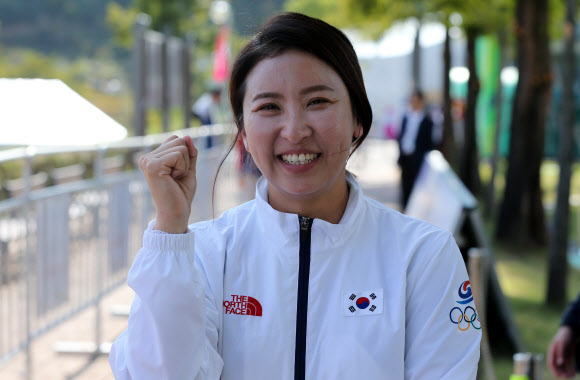 김미진이 금메달을 확정한 뒤 오른손을 불끈 쥐며 파이팅을 외치고 있다. 연합뉴스